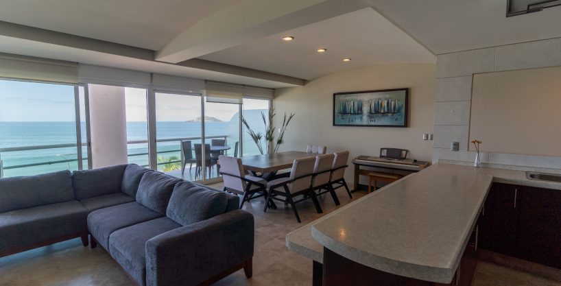 Condominio en venta en Torre Azul con vista al mar